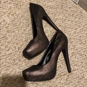 Platinum metallic Jessica Simpson Heels